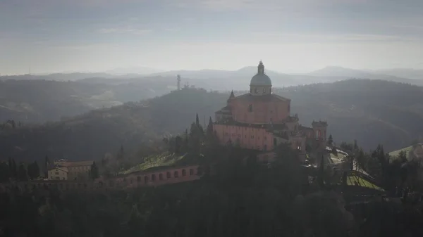 Widok z lotu ptaka sanktuarium Kościoła Bazyliki Madonna di San Luca w Bolonia, Włochy — Zdjęcie stockowe