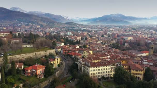 Vista aérea del paisaje urbano de Bérgamo y las montañas circundantes, Italia — Vídeo de stock