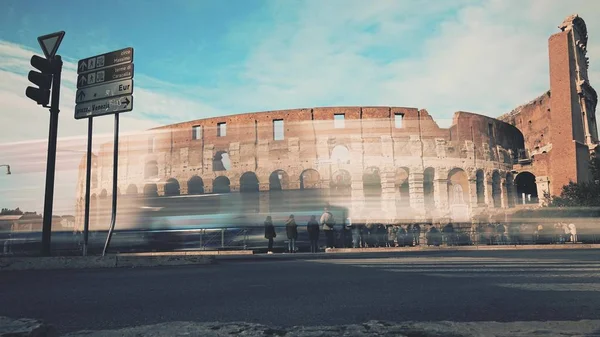 Zsúfolt tér közelében híres Colosseum vagy a Colosseum amfiteátrum, Róma, Olaszország — Stock Fotó