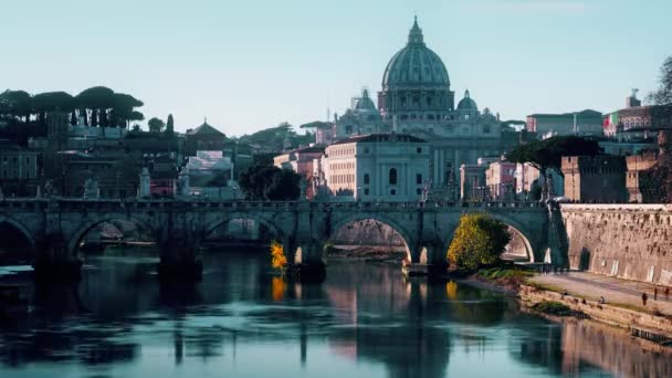 Vue imprenable depuis le Tibre sur le pont du Ponte SantAngelo et la basilique Saint-Pierre au Vatican, laps de temps — Video