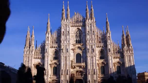Upływ czasu od Duomo di Milano i katedry w Mediolanie, główny punkt orientacyjny w centrum miasta. Włochy — Wideo stockowe