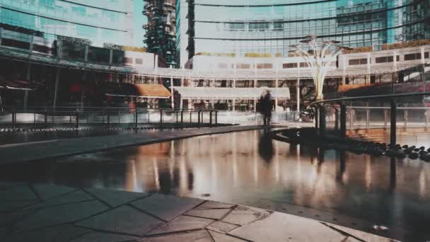 Time lapse of Piazza Gae Aulenti square, Porta Garibaldi district in Milan, Italia — Vídeo de stock