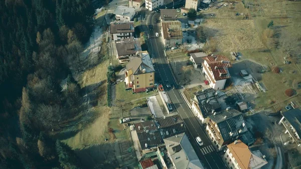 Vedere aeriană a mașinilor care traversează orașul Valle di Cadore în munți, nordul Italiei — Fotografie, imagine de stoc