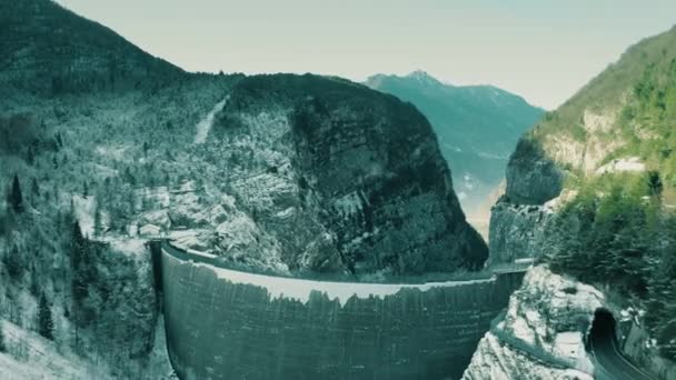 MONTE TOC, ITÁLIA - 23 DE DEZEMBRO DE 2018. Fotografia aérea da barragem de Vajont, o local do desastre em 9 de outubro de 1963 — Vídeo de Stock