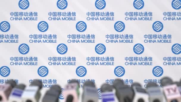 Basın toplantısında Çin mobil, logo ve mikrofonlar, kavramsal editoryal animasyon ile basın duvar — Stok video