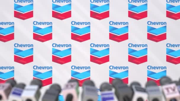 Пресс-конференция CHEVRON, пресс-стена с логотипом в качестве фона и микрофонов, редакционная анимация — стоковое видео