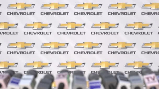 Persconferentie van Chevrolet, pers muur met logo en microfoons, conceptuele redactionele animatie — Stockvideo