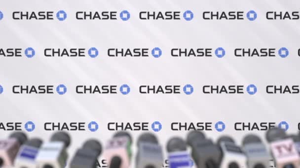 Chase společnost tiskové konference, press zeď s logem a mikrofony, koncepční redakční animace — Stock video
