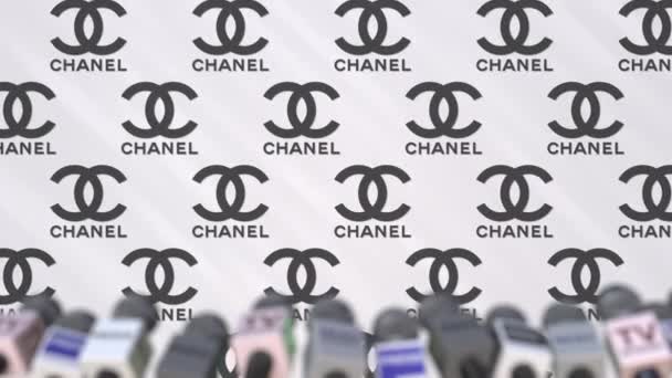 CHANEL empresa conferencia de prensa, muro de prensa con logo y micrófonos, animación editorial conceptual — Vídeos de Stock