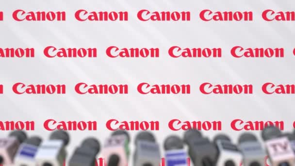 Пресс-конференция компании CANON, пресс-стенд с логотипом и микрофоном, концептуальная редакционная анимация — стоковое видео