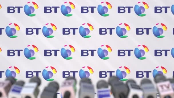 British Telecom společnosti tiskové konference, press zeď s logem a mikrofony, koncepční redakční animace — Stock video