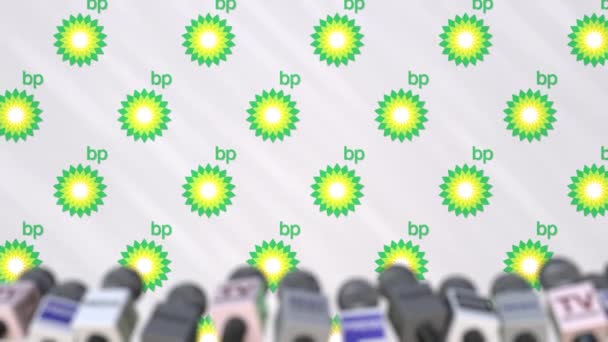 Conférence de presse de BP, mur de presse avec logo comme fond et micros, animation éditoriale — Video