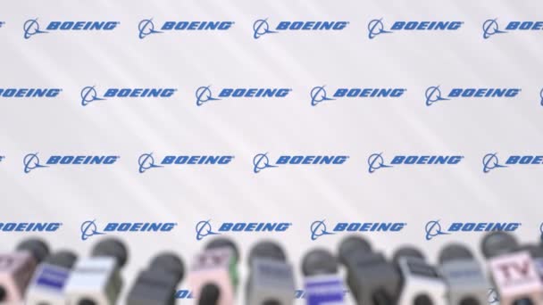 Conferencia de prensa de BOEING, muro de prensa con logo como fondo y micrófonos, animación editorial — Vídeo de stock