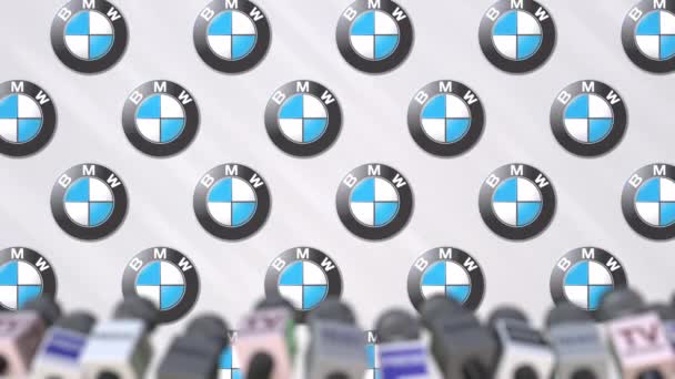 Rueda de prensa de BMW, muro de prensa con logo y micrófonos, animación editorial conceptual — Vídeo de stock