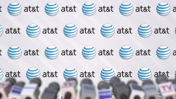 Медиасобытие ATT, пресс-стенд с логотипом и микрофонами, редакционная анимация — стоковое видео