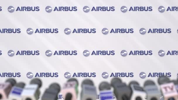 Tisková konference Airbus, stiskněte tlačítko zeď s logem a mikrofony, koncepční redakční animace — Stock video