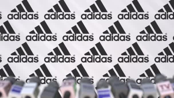 Mediehändelse av Adidas, tryck på väggen med logotyp och mikrofoner, redaktionella animation — Stockvideo