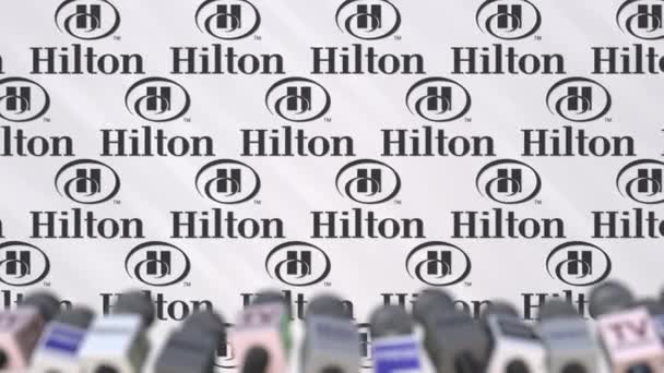 Media-evenement van Hilton, pers muur met logo en microfoons, redactionele animatie — Stockvideo