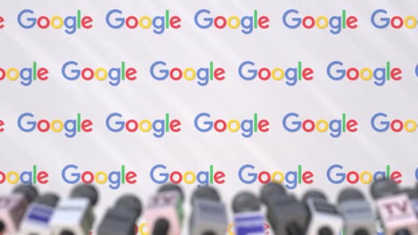 Basın toplantısında Google, logo ve mikrofonlar, kavramsal editoryal animasyon ile basın duvar — Stok video