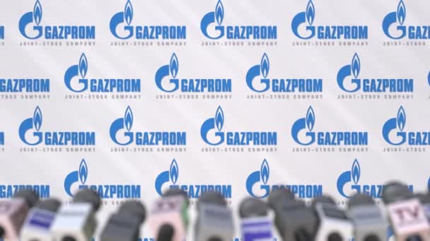 Tisková konference Gazprom, zdi stiskněte tlačítko s logem jako pozadí a mikrofony, redakční animace — Stock video