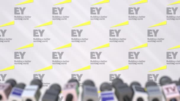 Conférence de presse d'EY, mur de presse avec logo et microphones, animation éditoriale conceptuelle — Video