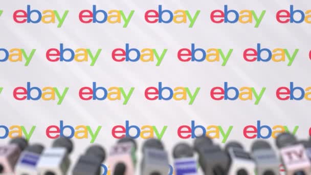 Conferencia de prensa de la empresa EBAY, muro de prensa con logo y micrófonos, animación editorial conceptual — Vídeo de stock