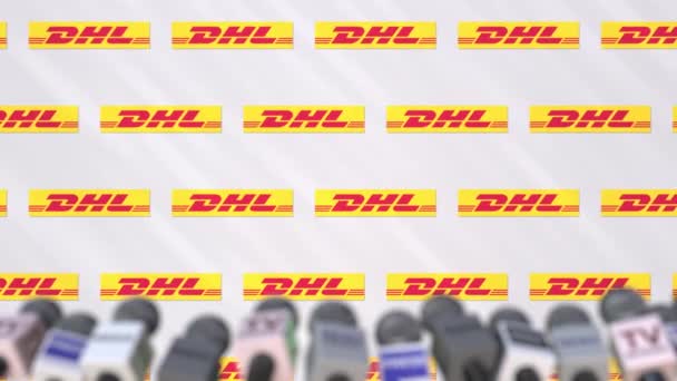 Rueda de prensa de DHL, muro de prensa con logo y micrófonos, animación editorial conceptual — Vídeo de stock