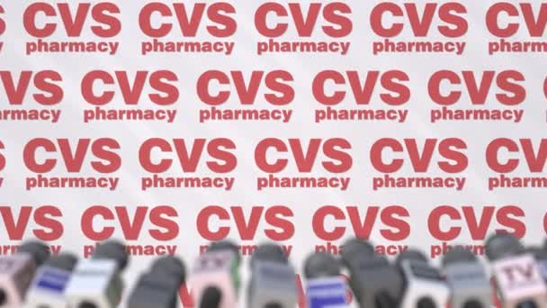 Cvs apotheek bedrijf persconferentie, pers muur met logo en microfoons, conceptuele redactionele animatie — Stockvideo