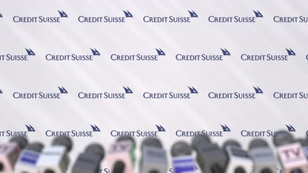Credit Suisse företaget presskonferens, tryck på väggen med logotyp och mikrofoner, konceptuella redaktionella animation — Stockvideo