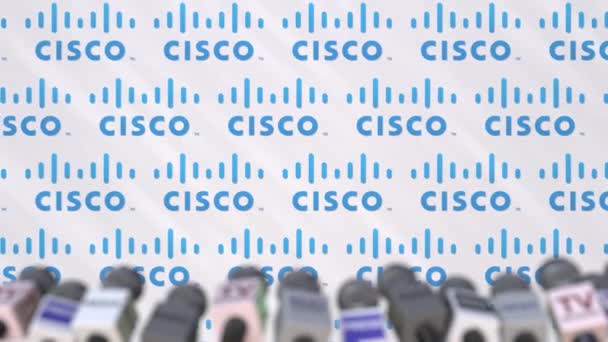 Mediehändelse av Cisco, tryck på väggen med logotyp och mikrofoner, redaktionella animation — Stockvideo