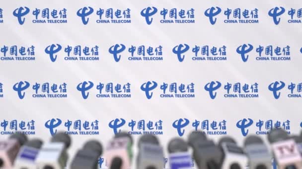 Mediehändelse av China Telecom, tryck på väggen med logotyp och mikrofoner, redaktionella animation — Stockvideo