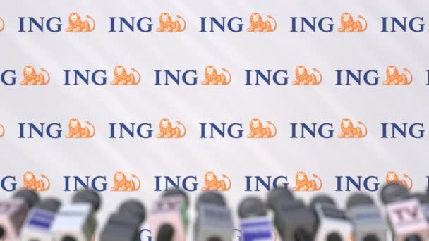 Evento mediático de ING, muro de prensa con logo y micrófonos, animación editorial — Vídeo de stock