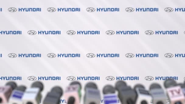 Conferencia de prensa de la empresa HYUNDAI, muro de prensa con logo y micrófonos, animación editorial conceptual — Vídeo de stock