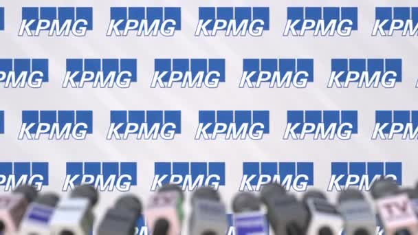 การแถลงข่าวของบริษัท KPMG กําแพงสื่อที่มีโลโก้และไมค์ แอนิเมชั่นบรรณาธิการแนวคิด — วีดีโอสต็อก
