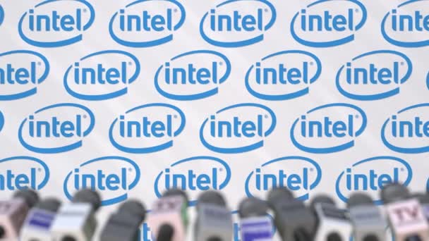 Conferencia de prensa de INTEL, muro de prensa con logo como fondo y micrófonos, animación editorial — Vídeos de Stock