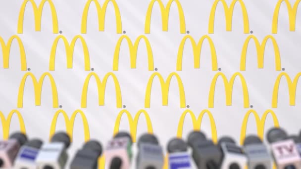 Evento mediático de MCDONALDS, muro de prensa con logo y micrófonos, animación editorial — Vídeos de Stock