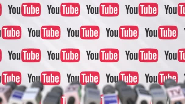 Tisková konference YouTube, stiskněte tlačítko zeď s logem a mikrofony, koncepční redakční animace — Stock video
