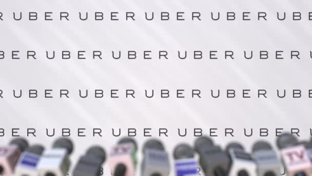 Evento mediático de UBER, pared de prensa con logo y micrófonos, animación editorial — Vídeos de Stock