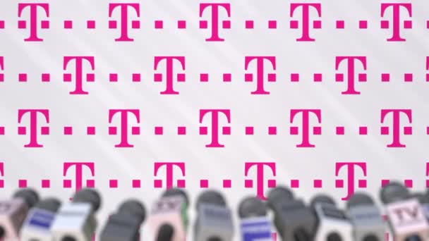 Події медіа T Telekom, прес стіни з логотипом та мікрофони, редакційна анімації — стокове відео