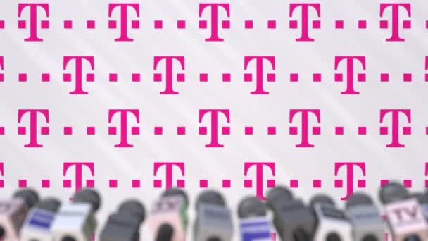 Evento mediático de T TELEKOM, pared de prensa con logo y micrófonos, animación editorial — Vídeos de Stock