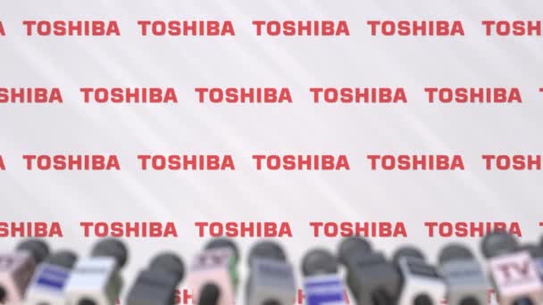 Evento mediático de TOSHIBA, pared de prensa con logo y micrófonos, animación editorial — Vídeo de stock