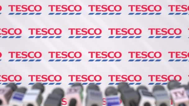 Persconferentie van Tesco, pers muur met logo en microfoons, conceptuele redactionele animatie — Stockvideo