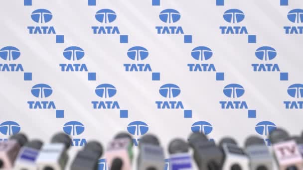 Tata bedrijf persconferentie, pers muur met logo en microfoons, conceptuele redactionele animatie — Stockvideo