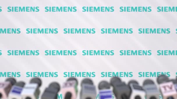 Acara media SIEMENS, press wall dengan logo dan mikrofon, animasi editorial — Stok Video