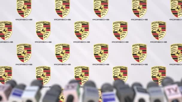 Медиасобытие PORSCHE, пресс-стенд с логотипом и микрофонами, редакционная анимация — стоковое видео