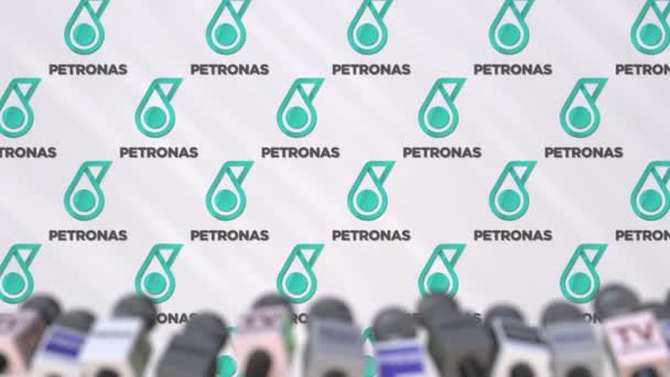 Evento mediático de PETRONAS, muro de prensa con logo y micrófonos, animación editorial — Vídeos de Stock