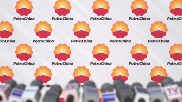 Conferência de imprensa da PETROCHINA, parede de imprensa com logotipo e microfones, animação editorial conceitual — Vídeo de Stock