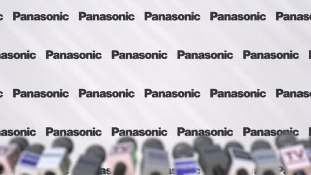 Conferencia de prensa de PANASONIC, muro de prensa con logo y micrófonos, animación editorial conceptual — Vídeo de stock