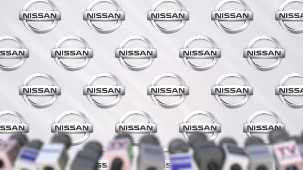 Evento mediático de NISSAN, muro de prensa con logo y micrófonos, animación editorial — Vídeos de Stock