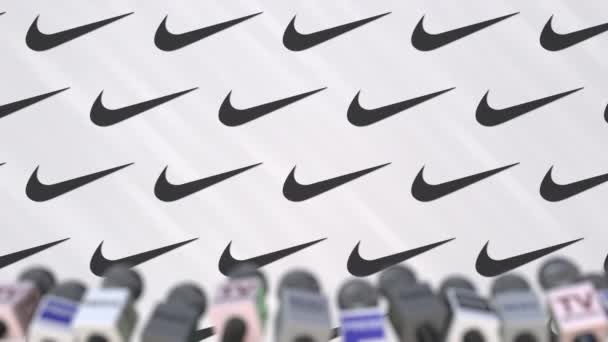 NIKE conferência de imprensa da empresa, parede de imprensa com logotipo e microfones, animação editorial conceitual — Vídeo de Stock